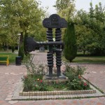 Tālāk dodamies uz mākslinieku parku. Salasījāmies ceļvedī, ka tur nepārtraukti tusējot visādi mākslas studenti, padzīvojuši otas meistari un līdzīgi ķēmi, tāpēc gribējām redzēt, kas un kā. Patiesībā parks ir tukšs, gandrīz neviena cilvēka, tikai kaut kādi nesaprotami pieminekļi un muzejs/galerija, kurš, protams, izrādījās slēgts. Nu nekas, vismaz parkā satikām Miladu, kurš solās mūs aizvest uz visādām skaistām vietām.