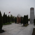 Milads mūs aizved uz "Ūdens un Uguns" parku. Tāds te ietaisīts par godu Zoroastrismam (dikti sena reliģija, kuras pravietis bija Zoroasters/Zaratustra un dievs - Ahura Mazda, bet par to smalkāk parunāsim vēlāk), sabūvēti visādi attiecīgi simboli - uguns torņi, ūdens strūklakas, un vēl droši vien kaut kas saistīts ar vēju un zemi, jo visi šie elementi ir zoroastrisma pamatā.