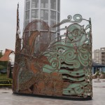 Rekur arī, šķiet, pats Zaratustra. Tikai nezinu, kāpēc viņam rokās cirvis. Pieņēmu, ka tas ir Zaratustra, tikai tāpēc, ka parciņš nodēvēts par godu viņa reliģijai. Tikpat labi tas varētu būt kaut kāds senais karotājs. Pēc persieša vai arāba gan neizskatās, tāpēc drīzāk sliekšos par labu tomēr Zaratustram.