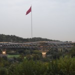 Te arī redzams pārgājiena patiesais mērķis - Dabas tilts, lielākais gājēju tilts Teherānā. Uzbūvēts pavisam nesen, šķiet, pērn vai aizpērn, bet tagad (kopā ar uguns un ūdens parku) ir populārākā vidusslāņa teherāniešu pastaigu vieta. Tiltā, ja kas, iekšā ietaisīti vairāki restorāni, saldumu bodes un līdzīgas dīkdieņiem piemērotas iestādes. Lielais tilts savieno uguns un ūdens parku ar citu, vēl daudz lielāku parku, tādu neiekārtotu, kurā mierīgi var staigāties un baudīt dabu. Ā, un redzi to milzu sarkano karogu? Parasti tā vietā plīvo Irānas valsts karogs, bet - ir taču Muharams! Tāpēc valsts karoga vietā sarkans ar kaut kādiem uzrakstiem arābu valodā.