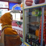 Karīna apbrīno savu mīļāko ēdienu - cīsiņus un desas, mmmmmm...