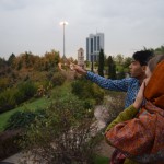 Reku arī minētais Milads. Stāsta Karīnai par tiltu un parku, un vispār atbild uz visiem jautājumiem par Teherānu. Piemēram, vai Jūs zinājāt, ka tilta arhitekte (jā, sieviete!!!) uzarhitektēja tiltu būdama tikai 26 gadus veca? Malids arī ir ļoti jauns (20, ja nemaldos) puisis, kurš studē angļu literatūru. Lielākā saskare ar angļu valodu viņam bijusi tieši universitātē, tāpēc arī viņa leksika vairāk atbilst Šekspīram, nevis mūsdienu irānim. Brīžiem man savu sakāmo nākas pārfrāzēt sarežģītāk, citādi Malids nesaprot.