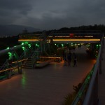 Kamēr vēl nav pavisam, pavisam tumšs - reku tiltu var apskatīt tuvāk. Vairākos stāvos, ar kāpnītēm te, tunelīti tur, pacēlumu šeit un vēl šito un to. Ļoti sarežģīts tilts, man liekas, ka uz tāda var pat apmaldīties. Īpaši jau tumsā! Visi tie restorāni un bodes ir zemākos klājos, te tikai tādi skatu laukumi un citas nekam nederīgas muļķības.