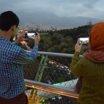 Abi jaunēkļi no tilta skatu laukuma cītīgi bildē satiksmi, haha!