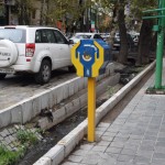 Neliela hronoloģiska neatbilstība (ievēroji, ka laukā atkal gaišs?), bet man pirms tam jāparāda šī kastīte, lai varētu pastāstīt par nākamo bildi. Es nezinu, varbūt, ka jau agrāk par tādu stāstīju, bet, sak', atkārtošana zināšanu māte. Tātad - šādas kastītes itin nemaz nav pasta kastītes, tās ir ziedojumu kastītes. Ļaudis tur met iekšā savas naudiņas, un tad attiecīgas organizācijas izdala ziedojumus tiem, kam tie vairāk nepieciešami. Tā tam būtu jābūt teorijā. Patiesībā kaut kādi pētnieki (ļaudis, kas bāž savu degunu tur, kur nevajag) atklājuši, ka ziedojumu naudiņa tiek mesta kopējā budžetā, līdz ar to sanāk tā, ka par ļaužu sirsnīgi saziedotajām naudiņām tiek attīstītas kodolieroču programmas, atbalstīti kari, veiktas to pašu iedzīvotāju spiegošanas u.t.t. Protams, arī labās lietiņas tiek darītas, bet ar "arī" taču nav gana. Tāpēc ļaudis pēdējā laikā kastītēs naudu met nelabprāt.