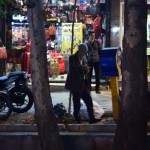 Un tāpēc arī ļaudis īpaši neiebilst, ja trūkumcietējs pats paņem to, kas viņam pienākas. Šo bomzīti mēs vērojām kādas piecas minūtes, ļoti rūpīgi pa spraudziņu laida iekšā diedziņu un ķeksēja ārā gan papīra naudas, gan monētas. Es nezinu, kas diedziņam galā, bet acīmredzot kāds jaudīgs rīks.