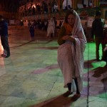 Tālāk dodamies uz Tadžriš tirgu (bazāru? Es joprojām nezinu, vai ir kāda atšķirība - tirgus, bazārs, man viss viens), kura pašā viducī paslēpusies Imāmzade Sālē mošeja/svētnīca. Pirmā reize, kad Karīnai obligāti jāvelk Čadors. Izskatās, ka sākumā tā uzreiz nesanāk, nē? hehehehe. Vēl es tā īsti neesmu iemācījies, ar ko atšķiras Mošeja (Masjid) no svētnīcas (Shrine). Man šķiet, ka svētnīcās parasti atdusas kaut kādi svarīgi miroņi, kamēr mošejās miroņu nav. Bet to es tā pats izfunktierēju, savos Islāma studiju eksāmenos nepaļaujieties uz šo informāciju.