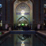 Te iekšā ir vesela kaudze ar svarīgām kapenēm - vairāki premjerministri, parlamenta spīkers, politiķi, dzejnieki u.t.t., bet pats galvenais mironis - Sālē, šiītu septītā imama dēls. Arī šī svētnīca ir gana skaista, bet mūsu čoms Malids nervozi mīdās, tāpēc ātri vien to pametam, tā arī neiegājuši iekšā. Neatlika laika pat kārtīga attēla uzņemšanai! Tā citreiz ir ar tiem vietējiem čomiem - viņiem padomā ir plāns, no kura nedrīkst ne soli atkāpties, citādi viņi paliek nervozi. Tieši tāpat, kā ir ar mani un maniem plāniem, hehe.