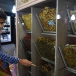 Tātad turpinām pastaigu pa tirgu, Karīnai ir miljons jautājumu (kas ir tas, kas ir tas, kas ir tas), un Malids, cik vien spēj, cenšas visu pastāstīt un izskaidrot. Tur tik daudz lietiņu, kādas pie mums nav atrodamas!