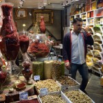 Reku safrāns! Labas kvalitātes safrāns cenas/svara attiecībā pārspēj zeltu! Šādas safrāna burciņas, kādas redzi attēlā, maksā vairākus tūkstošus eiro. Beidzot arī iemācījos atšķirt labo safrānu no sliktajiem - sarkanais ir labais, dzeltenais - sliktais, hahaha. Safrānu iegūst no krokusiem (nezinu, vai tā ir kāda īpašā suga, vai parastais pļavas krokuss), patiesībā safrāns ir krokusu putekšņlapas (varbūt īstais nosaukums ir drīksna vai vēl nezin’ kas, man ir ļoti, ļoti grūti darīt pareizus aprakstiņus, ja nav pieejams internets, piedodiet jel! Tie, kam tiešām ļoti interesēs, sagūglēs paši, labi?). Katrā ziedā ir vairākas putekšņlapas, bet tikai viena sarkana. Dzeltenās garšo un smaržo tāpat, bet ir nesmukākas un sliktāk nokrāso ēdienu, tāpēc par īsteno safrānu sauc tikai sarkanās!