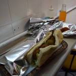 Patiesībā mēs atnācām kārtējo reizi paēst falafeļu maizi. Esam atklājuši, ka Irānā tas ir vislētākais veids, kā uzņemt kaut cik normālu ēdienu - silti falafeļi, svaigi dārzeņi un maize. Labi, maize nav nekas labs, bet viss pārējais gan! Uz abiem šādas pusdienas ( katram pa milzu maizei, plus veselīgs dzēriens - fanta vai cola) izmaksā apmēram 1.30-1.80 eur, kā kurā vietā.