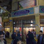 Viscaur tirgum izvietotas dažādas pamācības par to, kā pareizi jādzīvo ar dievu. Tirgus restaurēts pavisam nesen, pirms tam te, vēsturiskajā bazāra vietā, patvaļīgi sabūvētas visādas jocīgas celtnes, notikusi nelegāla tirdzniecība un tā tālāk, bet, tā kā tirgus vidū atrodas iepriekš apskatītā svētnīca un pavisam netālu ir svarīgi slēpošanas kūrorti, šeit apgrozās daudz tūristu, tāpēc Teherānas vadoņi izlēma visu smuki sakopt, liekēžus padzīt, un atstāt tirgu skaistu un dārgu, tieši kā tūristiem patīk!