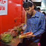 Pēc ekskursijas uzsaucam Malidam savu mīļāko ēdienu - falafeļmaizi. Izrādās, viņam ir alerģija no falafeļiem, bet vienu jau šad tad varot. Es ceru, ka tā nebija tikai pieklājība, un viņš pēc tam necieta no visādām medicīniska rakstura komplikācijām, bet izskatījās, ka maize Malidam tīri labi garšo. Ja uzmanīgi ieskatās, stikla atspulgā var redzēt, kā mana sieva jau cītīgi stūķē vaigos falafeli, hehe. Paldies, Malid, bija ļoti laba ekskursija. Tagad atkal dodamies pie Hamida, laiks cucēt.