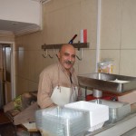 Nākamajā rītā izlēmām pagatavot Hamidam un pārējiem iemītniekiem Pusdienas, tāpēc ierodamies pie gaļas vīra. Mums par pārsteigumu, 600 gramu maltās gaļas izmaksāja ~11 eiro! Kārtējo reizi viss mūsu ietaupīšanas plāns vējā! Nu nekas, vismaz būs labas pusdienas no kvalitatīvas gaļas, ja? Un paskat, cik gaļas malējs priecīgs!