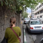 Paskat, paskat, kā Karinčiks vazājas pa ielām! Kā tāda palaistuve! Atvainojos par vārdu izvēli, bet nezinu, kā lai citādi nosauc sievieti, kas publiskā vietā rādās plikiem matiem, haha! Tā kā pie Hamida mierīgi varējām sēdēt tādos tērpos, kādos visērtāk, Karīnai aizmirsās uzvilkt hidžābu! Bet neviens pat neko neieminējās, pat gaļas vīrs! Es arī pamanīju šo nesmukumu tikai tad, kad Karīna iekliedzās, ieraudzījusi sevi spogulī! Un vispār, četru nedēļu laikā, ko pavadījām Irānā, tikai vienu reizi Karīna saņēmu aizrādījumu par nekorektu tērpu - lidostā, kādu stundu pirms pamest Irānu. Tā kā īstenībā nav tik traki, kā ļaudis runā.