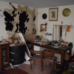 Kamēr Karīna gatavo vīriem ēst, Hamids izrāda man savus darbus. Re, te ir viņa darbagalds. Viņš ne tikai grebj koku, bet arī gatavo visādas māla lietiņas, glezno, darina somas, šuj ādas, visu ko!