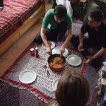 Urā, pusdienas! Normāli persieši, protams, pusdieno uz zemē izklāta galdautiņa. Pusdienojot izmanto dakšu un karoti, turklāt dakša ir tikai tā - ēdiena pabakstīšanai, ievelšanai karotē. Dažreiz dakša pat netiek pasniegta, jo visu taču smuki var sasmelt karotē. Ja persietim jāēd ar dakšu un nazi, tas izskatās smieklīgi, ar dakšu pacelt ēdienu nekādi nesanāk!