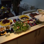 Pirmā ceremonija - svinīgas vakariņas. Dzirdējām no citiem ceļotājiem, ka viņi bieži vien tiekot ielūgti uz vakariņām, kas gatavotas speciāli viņiem, bet man šķiet, ka mēs pamanījāmies izvilkt laimīgo lozi - pēdējā brīdī tikām ielūgti uz vakariņām, kas jau bija plānotas pirms tam, tātad - nekas nav gatavots speciāli priekš mums, lai izrādītos. Viss ir autentisks un tāds, kā persieši paši bauda. Pievērsiet uzmanību jogurta zupai (īsto nosaukumu jāprasa Karīnai) labajā pusē - re, kāds tur smuks dekoriņu zieds! Tas uztaisīts no rožu pulvera!