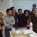 Tikko izvelku no somas fotoaparātu, visi uzreiz pozē. Tā ar persiešiem ir vienmēr un visur. Ļoti grūti noķert kādu dabīgu kadru, kur katrs dara to, ko nu viņš dara. Šeit vismaz daži nav paspējuši kārtīgi iepozēt, tas jau ir labs rādītājs! Jaunkundze, kas stāv blakus Karīnai, ir Hamida draudzene (girlfriend). Neskatoties uz to, ka viņa ir 31 gadu veca (Hamidam ir jau 40), abi nedzīvo kopā, jo nav taču precējušies. Jaunās sievietes vecāki ir tradicionālu vērtību piekritēji, tāpēc būs vien jāpagaida līdz kāzām.
Baltais šķidrums plastmasas pudelē nav svaigs lauku piens, kā varētu padomāt jebkurš normāls letiņš - tas ir rūpnieciski ražots gāzēts jogurts. Kāpēc ne? Un, lūdzu, pievērsiet uzmanību Abbasa ūsām! Man skauž!