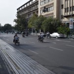 Tā, izgulējušies esam, paēduši arī, varam beidzot doties pētīt Irānas galvaspilsētu. Paskaties, cik mocīšu! Es tur ar fotošopiem izdzēsu visas mašīnas, lai varētu redzēt tikai mocīšus! Haha, nē taču, es neko tādu nemācētu izdarīt! Bet mocīši patiešām ir visbriesmīgākā Teherānas satiksmes daļa. Gan jau pēc tam visādās citās valstīs būs trakāk, bet arī šeit man ir gana. Ja cenšos šķērsot ielu, autovadītāji vai nu apstājas vai turpina braukt, un tur viss ir skaidrs, bet šie ķēmi - brauc visur, visos virzienos un mēģina visu apbraukt. Viena nepareiza kustība un pakļūsti zem mocīša. Vai mocītis pakļūst zem tevis.