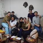 Labi, labi, lai jau būtu - arī viena pozētā bilde. Esam ciemos pie Pedrama - vīrs tumšajā t-kreklā. Hamidam rokās ir selfijstiks, ar kuru bildēdams, pirms katra kadra viņš nokliedzas "Allahu Akbar!" Tas ir tā kā "cheese" rietumu kultūrā. Lai nerastos pārpratumi - ne Hamids, ne lielākā daļa viņa čomu nav reliģiski cilvēki, un tas sauklis vairāk ir joks. Tagad ar islāma tēmām jābūt tādam piesardzīgam, tāpēc labāk visu paskaidrot.