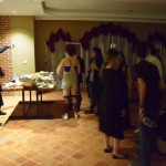 Otrā ceremonija - Helovīna ballīte. Ievērojāt, kā dāmas ir pusplikas un bez piesegtiem matiem. Jā, tikko no publikas acīm prom, visi uzvedas, kā vien tīk. Galdi ir ĻOTI bagātīgi klāti ar visdažādākajiem ēdieniem un, jā, arī dzērieniem. Atšķirībā no mūsu dzērieniem, šie ir pašdarināti, kaimiņu darināti vai ievesti no Armēnijas, jo, reibinošas dziras Irānās, protams, ir likumā noliegtas. Starptautisko zīmolu dzērieni ir liels retums, jo ir šausmīgi dārgi. Tos dzer tikai kāzās un citās supersvarīgās ballītēs. Vēlreiz uzsvēršu, ka šī ir Helovīna ballīte, tāpēc tērpi ir tādi kā masku tērpi, nevis parastie, ikdienas, nepadomājiet!