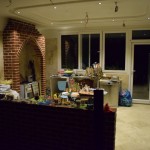 Tieši tāpat kā pie mums - visi danco, dzer, pīpē, aiz sevis atstāj lielu nekārtību. Atšķirība tāda, ka, pirms iet prom, visi kopīgi dzīvokli smuki sakārto. Starp citu, visas ballītes sākas un beidzas salīdzinoši ātri. Ap sešiem ierodas pirmie viesi, ap divpadsmitiem-vieniem visi jau pa mājām. Vēl šo nakti pavadām pie Hamida, bet tad, negribēdami traucēt (jo pie viņa uzradāmies neplānoti), dodamies laimi meklēt citur.