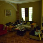 Un atkal tāpat kā pie mums - tīņi to vien dara, kā neapmierināti guļ stūrī un lūr savās ierīcēs. Vēl viena lieta, kas man likās neparasta - ballītē ir visdažādāko vecumu ļaudis - sākot no 4-5 gadus veciem bērniem un beidzot ar 70gadīgiem vīriņiem. Visi draudzīgi un saliedēti. Izņemot tīņus, protams.