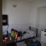 Laimi atrodam šeit - lētajā viesnīcā par pus miljonu. Nu, jā, Teherānā nekas nav tik lēts, lai iekļautos mūsu budžetā, bet, ko darīt - pagaidām atmetam budžetam ar roku, gan jau pēc tam kaut kā galus savilksim. Tādi veci un izlepuši - nenakšņosim taču uz ielas!