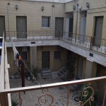 Turklāt paskat, kāds mums skaists pagalms! Kā glaunajās viesnīcās, hahahahaha.