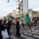 Parastā Teherānas satiksme. Kamieļi, tāpat kā automobiļi, pilnīgi ignorē gājēju pārejas.