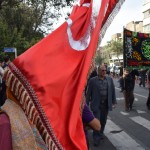 Hahahaha, apmānīju! Tā nav parastā satiksme! Tā atkal (vai joprojām) ir svētā mēneša muharama parāde. Paskat, kā Karinčiks aktīvi piedalās parādē, ielīdis karogā pavisam iekšā.