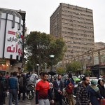 Patiesībā mūsu mērķis itin nemaz nebija parāde, no tādām parasti cenšamies izvairīties, bet viņas kaut kā pašas vienmēr visur uzrodas. Mūsu mērķis bija piektdienas mākslinieku tirdziņš. Vāciešu čomi ieteica mums tādu, it kā esot baigi labais. Tikai nekādi nevaram atrast, prasām vienam, prasām otram, kaut kur tepat jābūt, taču nav! Tikmēr paskaties, kāda bloķene. Vēl drūmāka nekā padomju bloķenes.