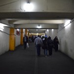 Ahā, reku tirdziņš! Izrādās vienkārši jāiet daudzstāvu autostāvvietā. Piektdienās te auto turēt nav brīv, bet tirgoties var uz nebēdu! Būtu tik kādu informatīvo zīmi uzlikuši, citādi mēs vazājamies apkārt un apkārt stundām ilgi (ar stundām, protams, ļoti pārspīlēju)!