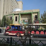 O, reku pirmā rietumiem ierastā tūrisma lieta - vilcieniņš! Man šķiet, ka vilcieniņš gan šodien nekur nebrauks, jo vadītājs, kā visiem normāliem vilcienu vadītājiem pienākas, palīdis zem kapota un kaut ko ķīlē.