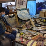 Šis mākslinieka kungs acīmredzot nobažījies par neveselīgajām izplūdes gāzēm. Bet stāvvietā taču nav neviena auto! Varbūt viņš pa kluso piestrādā arī par grafiti mākslinieku?