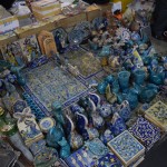 Paskat, paskat, šitik skaistas keramikas lietas! Man visas tās zilās flīzītes ļoti patīk, varētu visas nopirkt un vest mājās. Tikai nav māju. Un visas tās skaistumlietas (ne tikai flīzītes) ir TIK lētas! Varētu mierīgi visu dzīvokli ar tādām izflīzēt! Ja būtu dzīvoklis, protams.