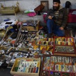 Šis pulksteņu un citas drazas pārdevējs ļoti rūpīgi ar plaķenēm plūkā ausu matus. Kad pamanīja mani fotografējam, palika dusmīgs un kaut ko rājās. Es, protams, atvainojos, bet ko tad viņš gaidīja, ja publiskā vietā ar plaķenēm rausta ausu matus! Es ceru, ka viņš tās pašas plaķenes pēcāk kādam pārdos, hehe.