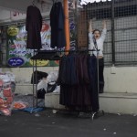 Lai gan izskatās, ka šī mazā meitene žāvājas/staipās, patiesībā viņa ir visaktīvākā pārdevēja visā tirdziņā! Lēkā, klaigā, rāpjas oranžajā stabā, švitina savas kleitiņas, bet nevienu veiksmīgu darījumu tā arī nenovērojām.