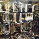 Pastaigājamies pa gājēju ielu. Tas, protams, ne vienmēr nozīmē, ka pa to pārvietojas tikai gājēji, bet dārgās bodītes gar ielas malām izkārtotas tāpat kā pie mums. Paskat, kādi spīdīgi zābaku un somu komplektiņi! Karinčiks, protams, siekalojas! Grib visus komplektiņus sev!