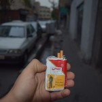 Tā kā nu jau gandrīz trīs nedēļas lepni vispār nesmēķēju, varu mierīgi publiskot vecos grēkus, hehe. Gribēju tikai parādīt, cik mazas cigītes smēķē irāņi. Un nē, man nav milzu roka.