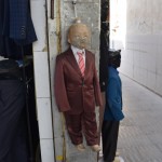 Kad no mašīnas pārvācāmies uz somām, īsti nezinājām, kas un kā jāņem līdzi, tāpēc sapakojām visādas muļķības. Tagad sāku izteikti just uzvalka trūkumu. Tāpēc atnācām uz ancuku bodi. Kā tev šāds sarkanbrūns uzvalciņš? Būs ok? Pirkt?