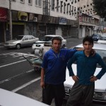 Šie divi kungi palūdza viņus nobildēt. Re, aiz muguras viņu ratiņi. Pirms pozēšanas viens no vīriem stūma ratiņus, otrs skaļā balsī kliedza visādus saukļus. Cik sapratu, viņi braukā pa ielām un uzpērk metāllūžņus. Šis vispār ir populārs tirdzniecības veids - staigā ar ratiņiem un skaļi kliegt. Cits kaut ko uzpērk, cits pārdot, bet bizness iet no rokas.