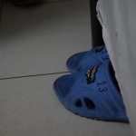 Atpakaļ viesnīcā. Gribēju tikai pastāstīt par visur esošajām čībiņām. Gan viesnīcās (re, uz mūsu čībiņām uzrakstīts istabas numurs, lai neizvazātos! Es gan šīs nevienu reizi neuzvilku, esmu Eiropas švītiņš, tāpēc velku tikai savas čībiņas), gan pie ļaudīm mājās, gan šādās tādās publiskās iestādēs. Tas tāpēc, lai varētu normāli aiziet uz tualeti un nemīdīties basām kājām pa visādām aizdomīgām substancēm. Jo podi Irānā taču ir tupamie, nevis sēžamie, tāpēc ne vienmēr un ne visiem sanāk trāpīt tur, kur jātrāpa. Un, ja nebūtu čībiņu, pēc tam ar basajām kājām iznēsāt visu to zaņķi pa glaunajiem persiešu tepiķiem! Sākumā likās jocīgi, bet pēc nedēļas-divām katru reizi priecīgs vilku piedāvātās čībiņas.