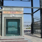 Men entrance. Ieejas, protams, kā lielākajā daļā oficiālu un reliģisku iestāžu dalās pa dzimumiem - pa vienu nāk kungi, pa otru dāmas. Sākumā liekas, ka tā ir milzu diskriminācija un tā tālāk, bet vēlāk atklājas dzimumu nodalīšanas sistēmas pozitīvās puses. Publiskās vietās, kur pulcējas daudz ļaužu, dāmas mierīgi iztiek bez jebkāda harassmenta. Vienalga - vai tas būtu autobuss, atrakciju parka ieeja vai svētnīca, nenotiek nekāda berzēšanās, lūrēšana vai, nedod dievs, aiztikšanas.