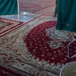 Šo attēlu nobildēja apsardzes darbinieks. Pirms ieiešanas galvenajā svētnīcā notiek pamatīga pārbaude - tieku kārtīgi iztaustīts, viss somas saturs (izņemot nazi, par laimi) izkrāmēts un pārbaudīts, arī fotoaparātam tiek izpētīta pat baterija. Uz jautājumu, kāpēc apsargs bildē ar manu aparātu, saņemu atbildi, ka pirms dažiem gadiem esot bijis gadījums, "tūrists" iegājis ēkā ar "fotoaparātu", kurš patiesībā nevis taisījis bildes, bet šāvis nažus. Labi, labi, nažus tas nešāva, es vienkārši neatceros, kā tas bija pārveidots, bet jebkurā gadījumā, nospiežot galveno bildēšanas pogu, ar aparātu varēja uzbrukt augstākā līdera mirstīgajām atliekām.