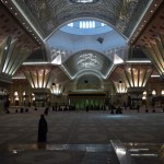 Lūk, galvenā zāle! Paskat, cik liela! Un pašā viducī, zaļā stikla mājiņā atdusas varenais līderis. Cik vareni! Un viss esot roku darbs. Tas ir, visi dekoriņi.