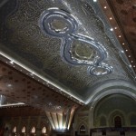 Paskaties mazliet tuvāk - visas sienas, griesti, kolonnas, viss, viss, sastāv no sīkām mozaīkām. No maziem, maziem akmentiņiem, spogulīšiem, stikliņiem. Nav nekāds brīnums, ka celtniecība aizņem 25 gadus!