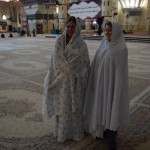 Mūsu dāmas, protams, satērptas čadoros, nointervēja vietējai avīzītei. Vietējā avīzīte, protams, ir reliģiska rakstura propagandas materiāls, ko bez maksas iedalīt Teherānas iedzīvotājiem. Interesanti būtu redzēt, kā dāmu atbildes interpretētas "žurnālistu" vajadzībām.