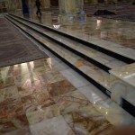 Paskat, cik nopulētas grīdas! Visur, kur vien nav noklāts tepiķis, grīdas kā spoguļi! Starp citu, tas fonā redzamais guļošais kungs, itin nemaz nav dzērājs, kā varētu pirmajā brīdī likties. Mošejās un visādās citās lūgšanu vietās tā ir ierasta prakse - nogurušie cilvēki vienkārši uz stundiņu-divām apgulstas nosnausties. Un, protams, lūgšanu vieta ir jebkura vieta, kurā ir noklāts tepiķis un norādīts virziens uz Meku. Tāpēc gulēt var praktiski jebkur!